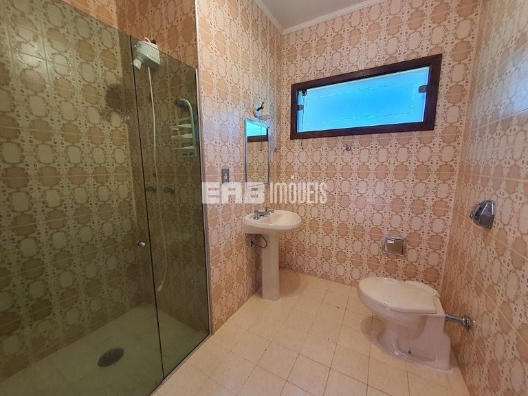 Casa com 7 suítes e amplo gramado