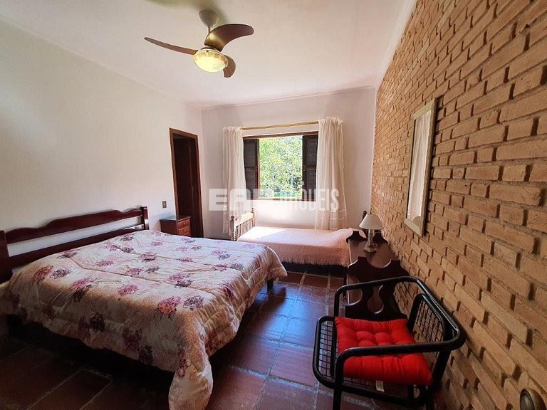 Casa com 7 suítes e amplo gramado