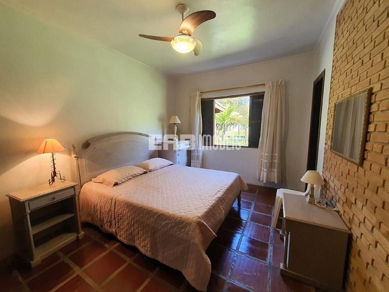 Casa com 7 suítes e amplo gramado