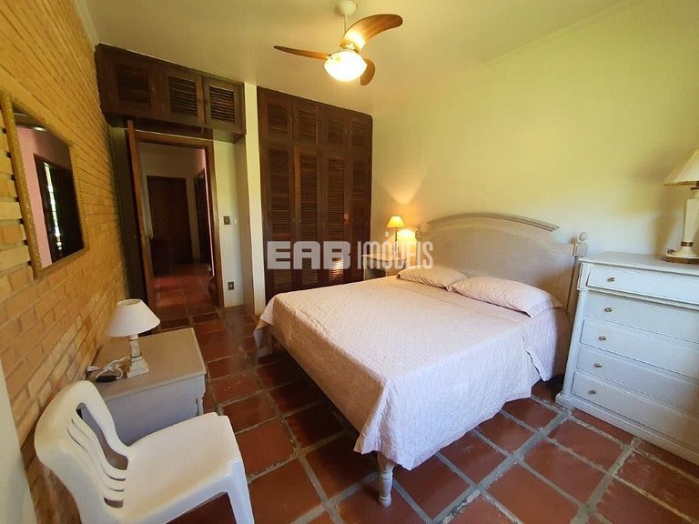 Casa com 7 suítes e amplo gramado