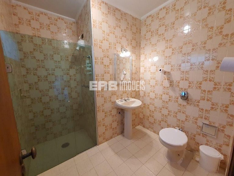 Casa com 7 suítes e amplo gramado