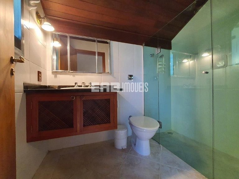 Casa com 7 suítes e amplo gramado