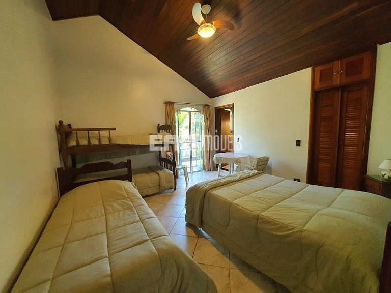 Casa com 7 suítes e amplo gramado