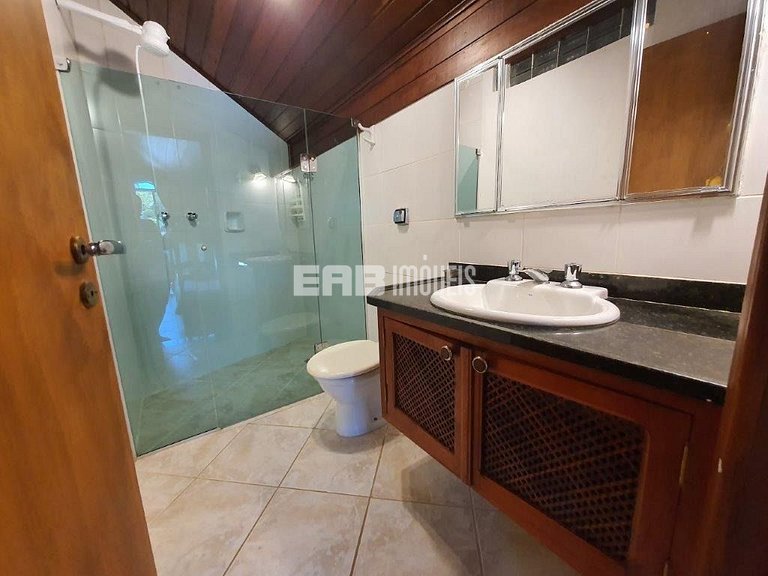 Casa com 7 suítes e amplo gramado