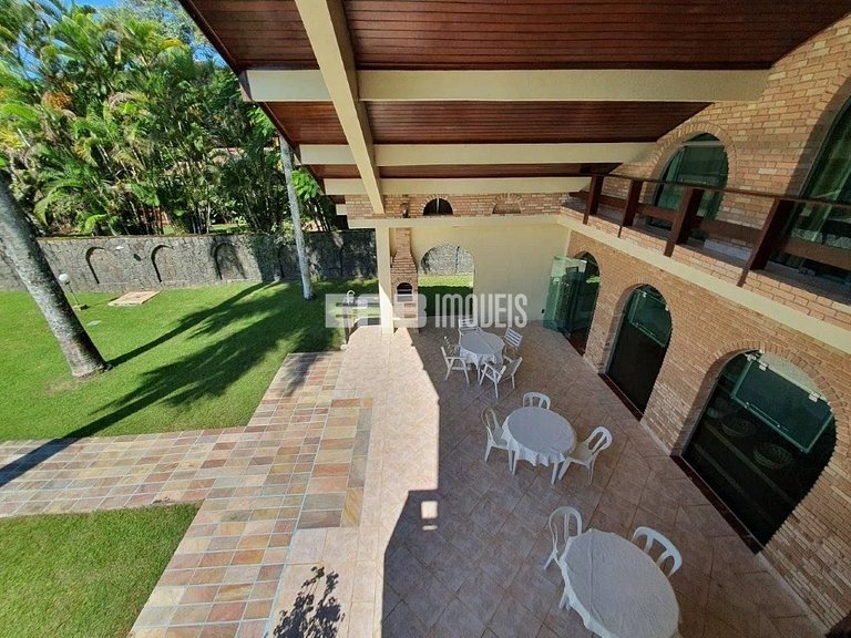 Casa com 7 suítes e amplo gramado