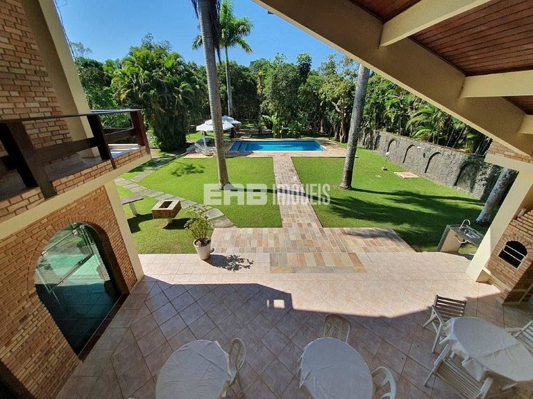 Casa com 7 suítes e amplo gramado