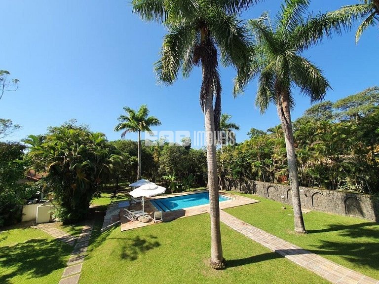 Casa com 7 suítes e amplo gramado