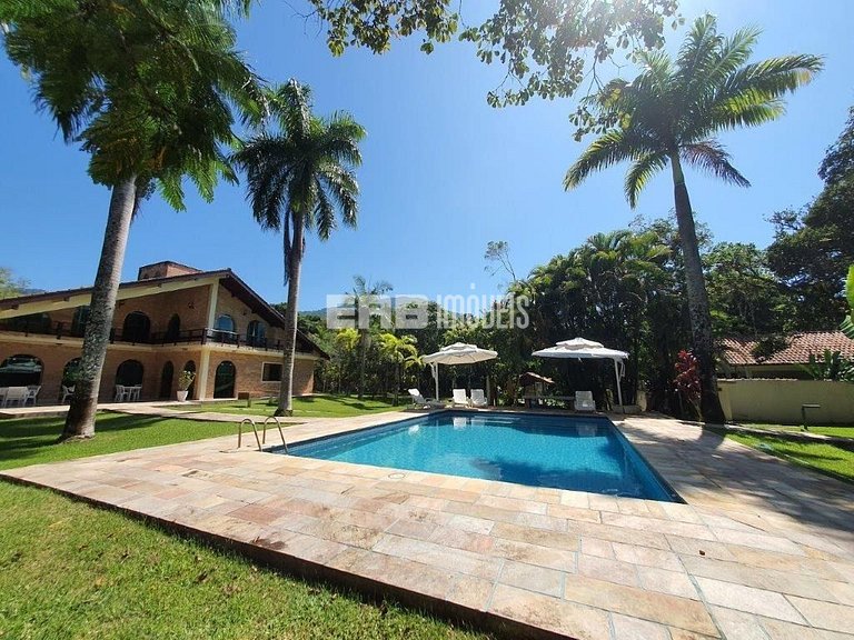 Casa com 7 suítes e amplo gramado