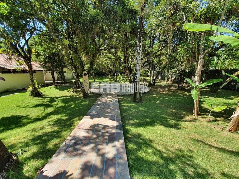 Casa com 7 suítes e amplo gramado