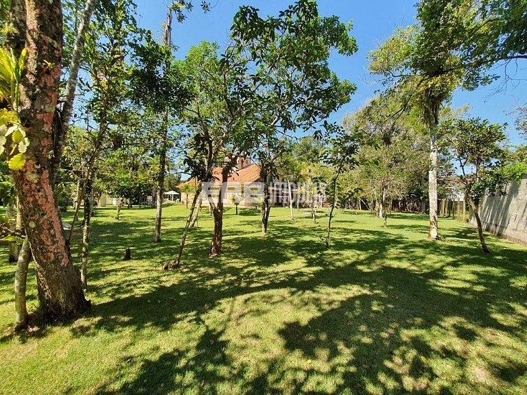 Casa com 7 suítes e amplo gramado