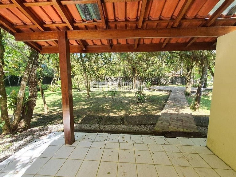 Casa com 7 suítes e amplo gramado