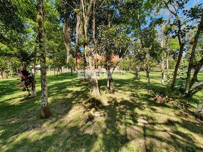 Casa com 7 suítes e amplo gramado