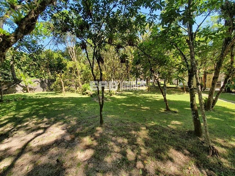 Casa com 7 suítes e amplo gramado