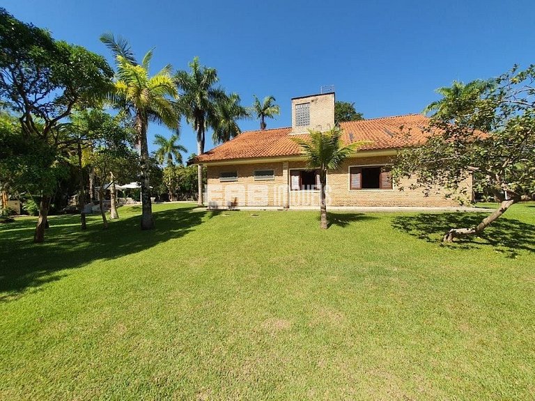 Casa com 7 suítes e amplo gramado