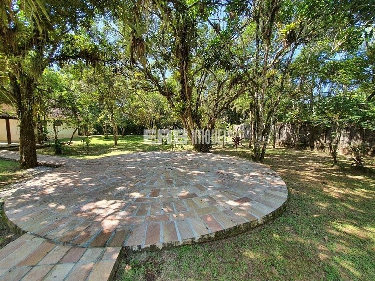 Casa com 7 suítes e amplo gramado