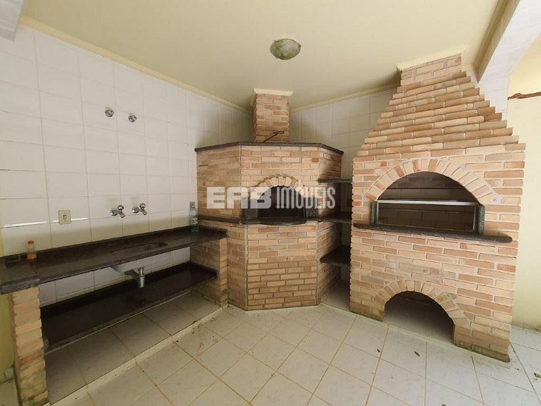 Casa com 7 suítes e amplo gramado