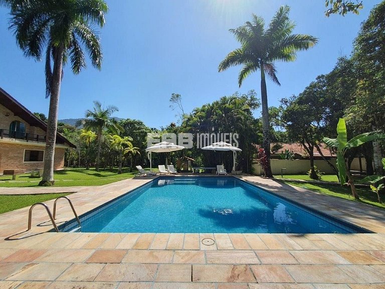 Casa com 7 suítes e amplo gramado