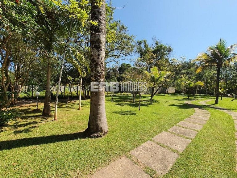 Casa com 7 suítes e amplo gramado