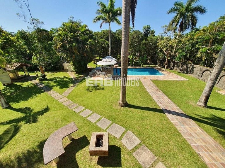 Casa com 7 suítes e amplo gramado