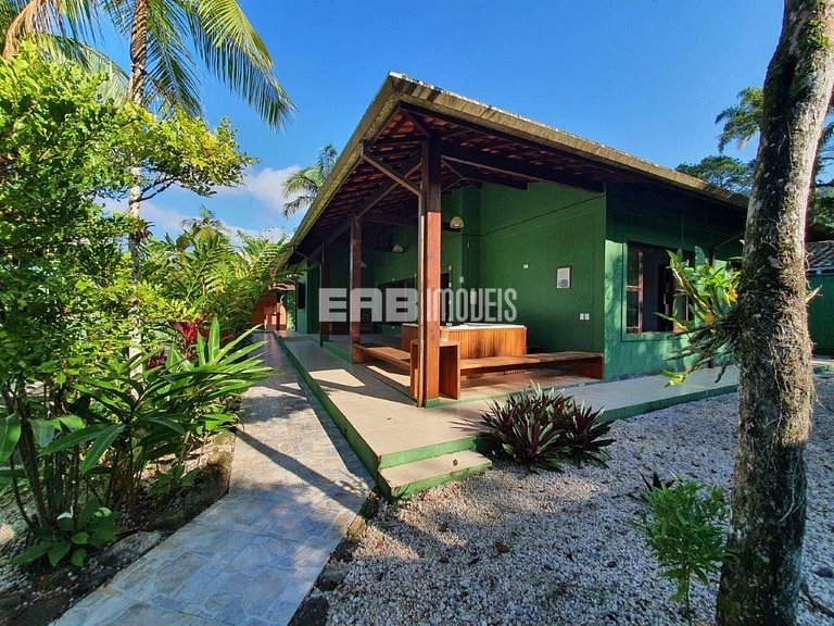 Casa no canto esquerdo da Praia de Itamambuca