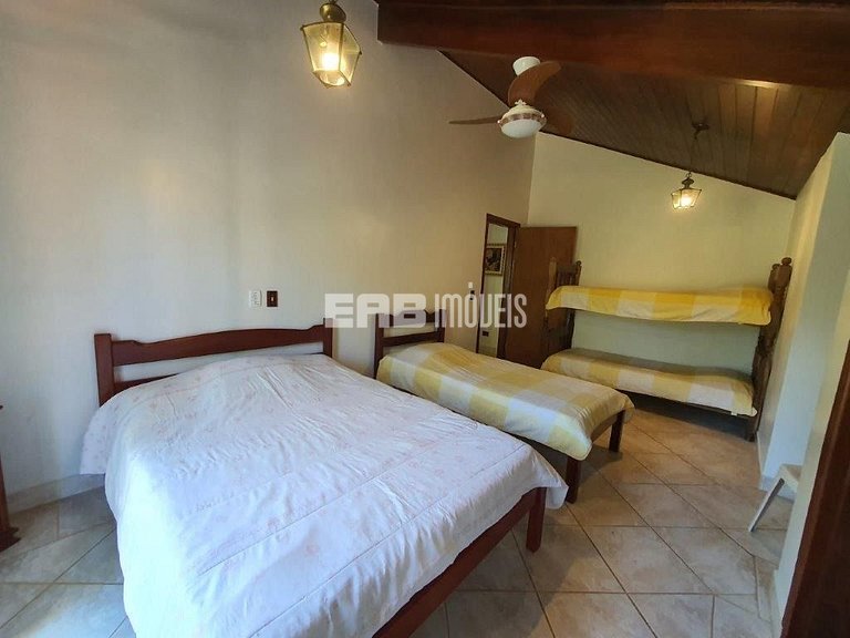 Casa com 7 suítes e amplo gramado