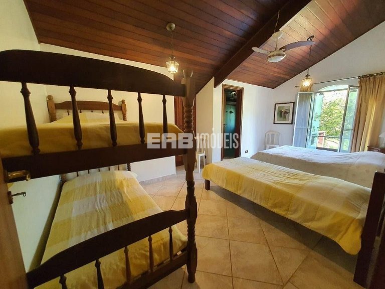 Casa com 7 suítes e amplo gramado
