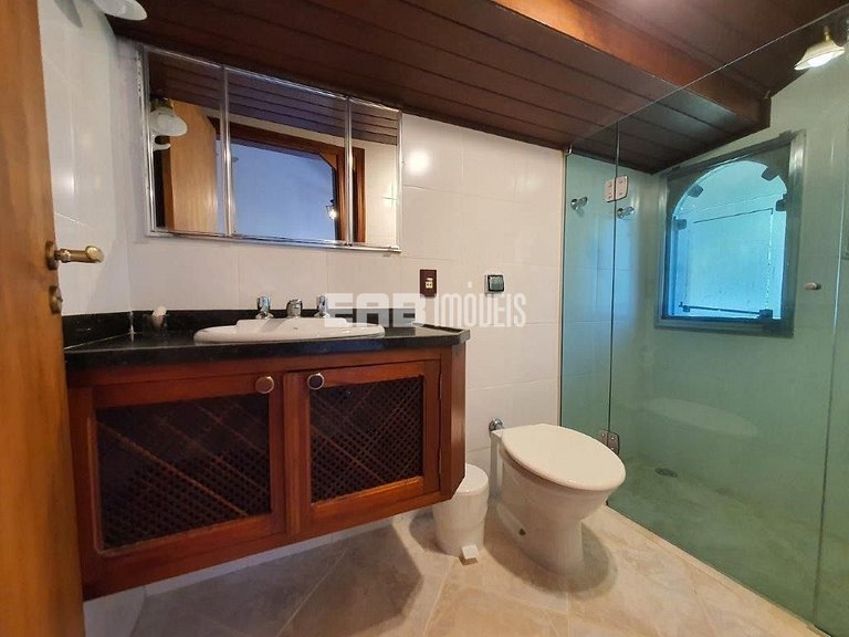 Casa com 7 suítes e amplo gramado