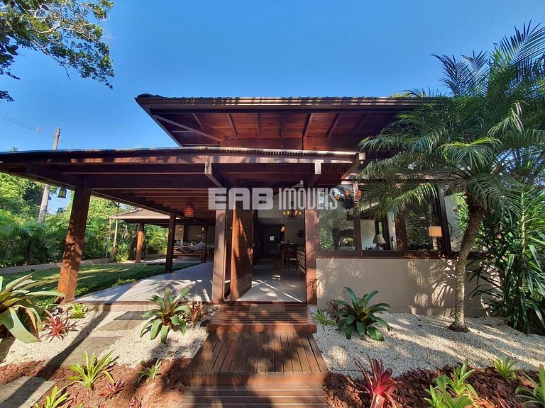 Casa moderna e bem decorada em Itamambuca