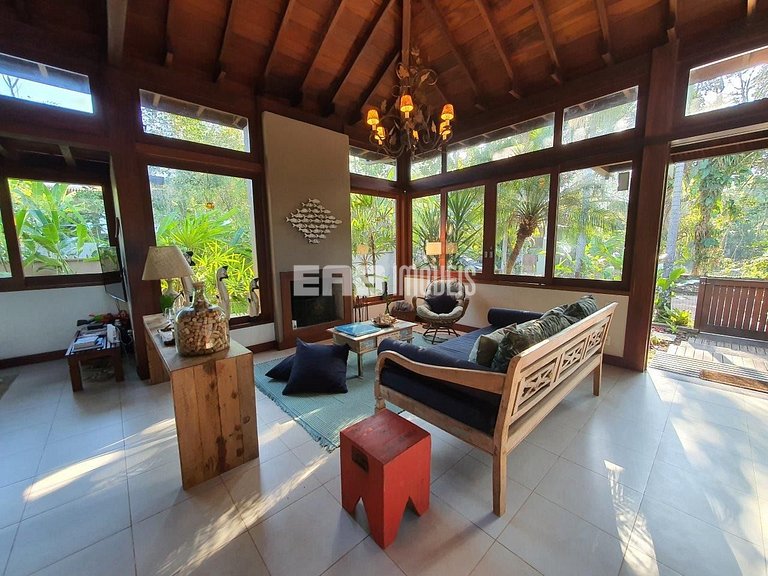 Casa moderna e bem decorada em Itamambuca