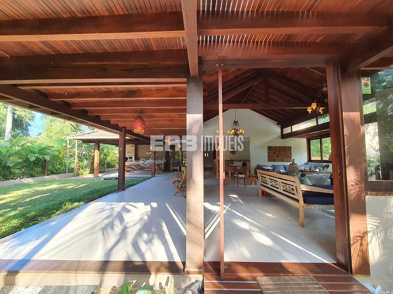 Casa moderna e bem decorada em Itamambuca