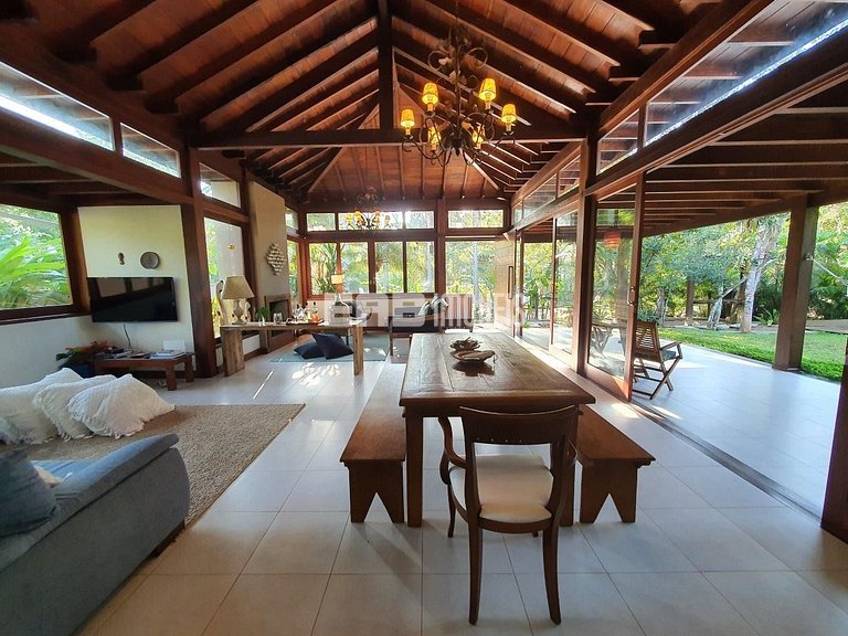 Casa moderna e bem decorada em Itamambuca