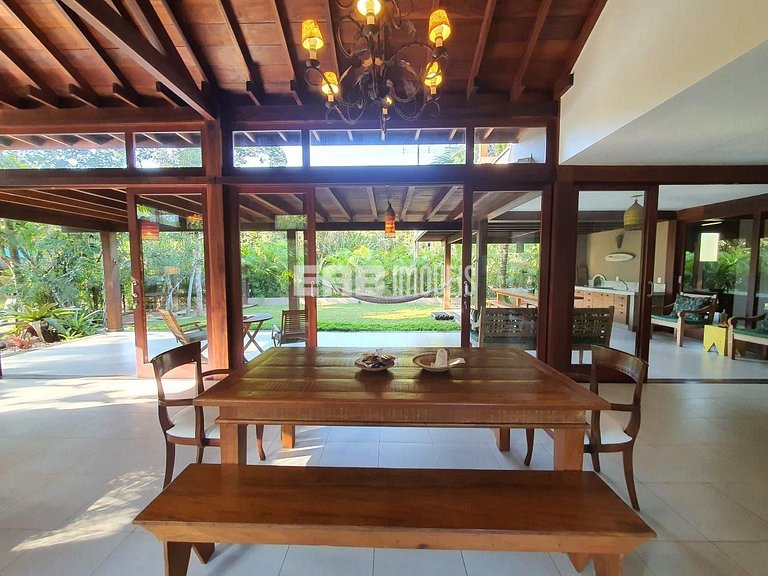 Casa moderna e bem decorada em Itamambuca