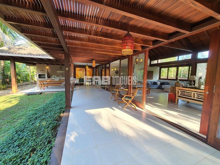 Casa moderna e bem decorada em Itamambuca