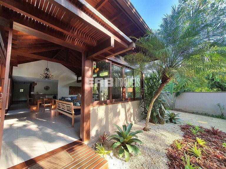 Casa moderna e bem decorada em Itamambuca