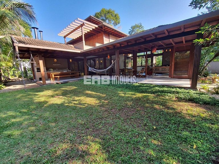 Casa moderna e bem decorada em Itamambuca