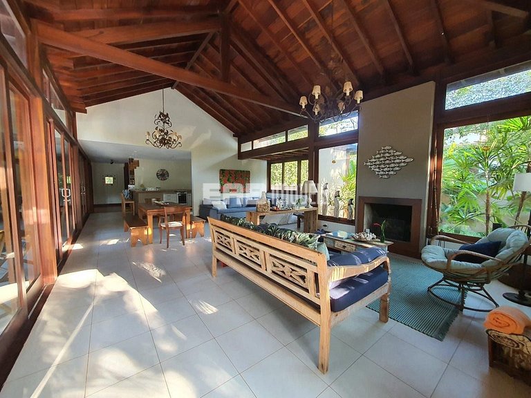 Casa moderna e bem decorada em Itamambuca