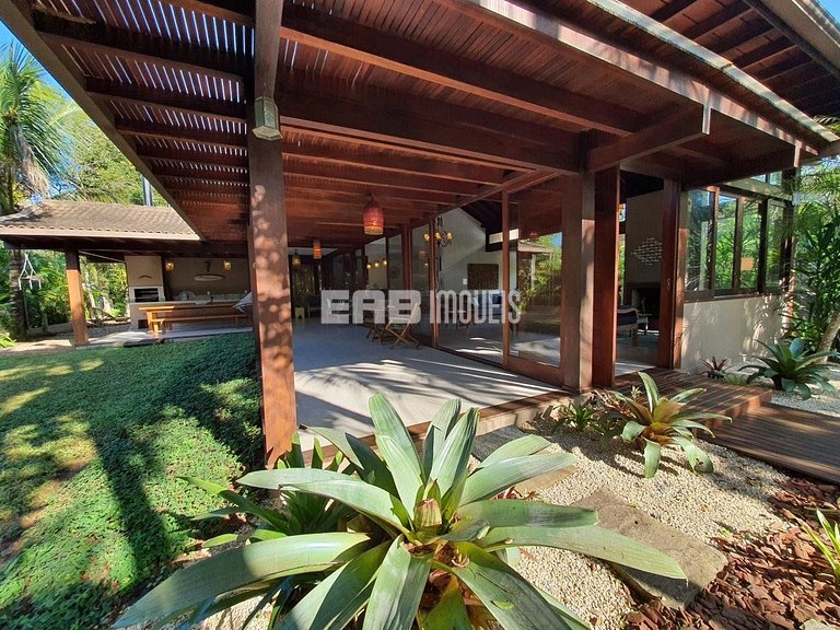 Casa moderna e bem decorada em Itamambuca