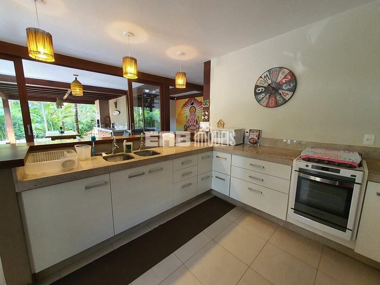 Casa moderna e bem decorada em Itamambuca