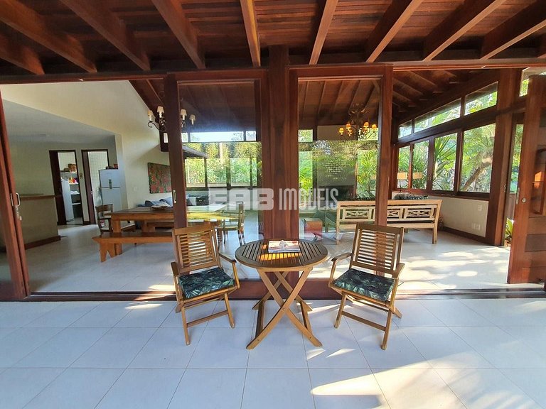 Casa moderna e bem decorada em Itamambuca