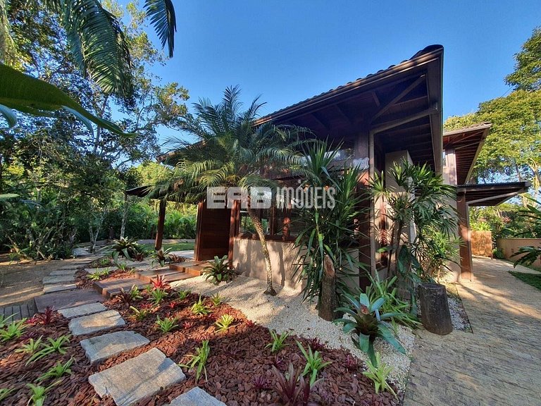 Casa moderna e bem decorada em Itamambuca