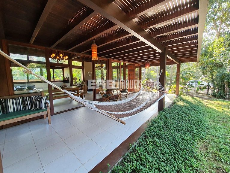 Casa moderna e bem decorada em Itamambuca