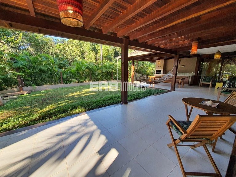 Casa moderna e bem decorada em Itamambuca