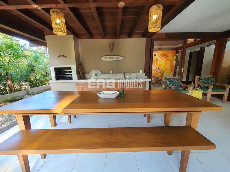 Casa moderna e bem decorada em Itamambuca