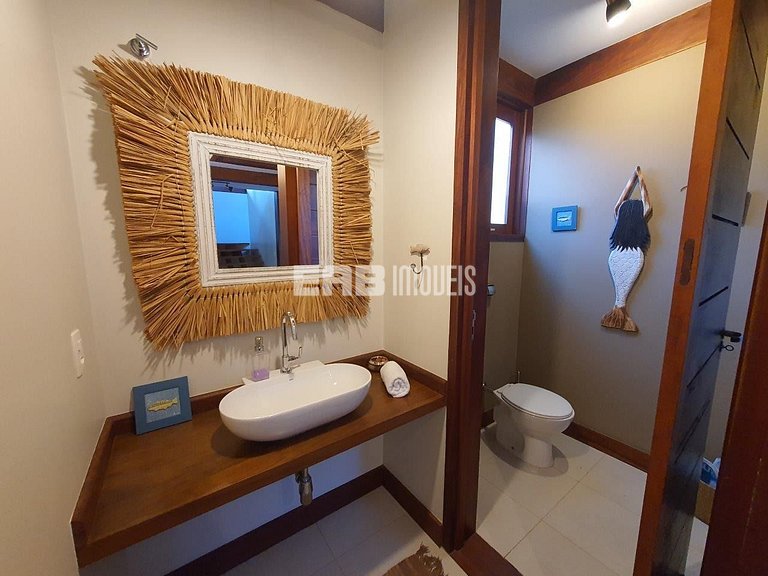 Casa moderna e bem decorada em Itamambuca