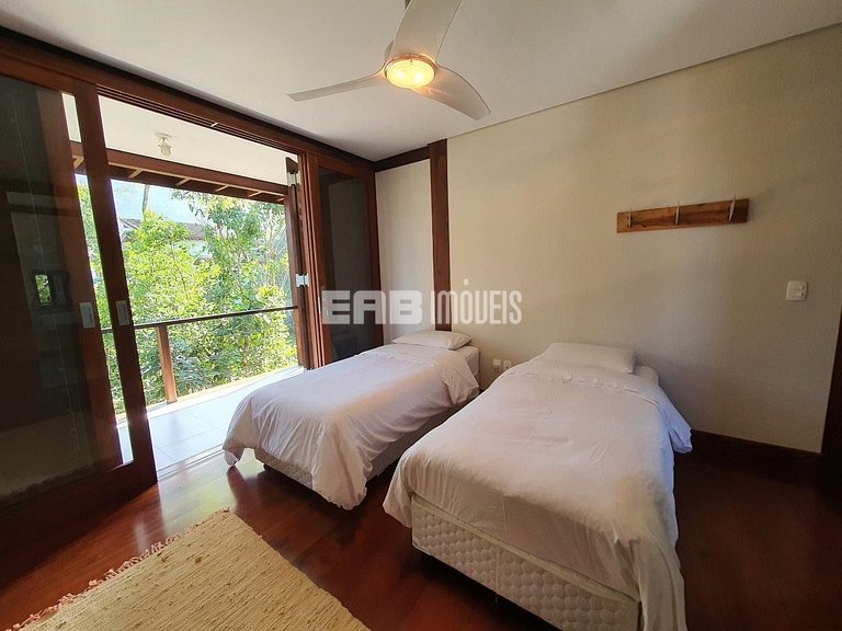 Casa moderna e bem decorada em Itamambuca