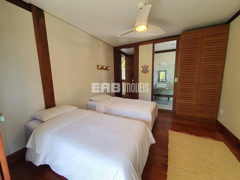 Casa moderna e bem decorada em Itamambuca