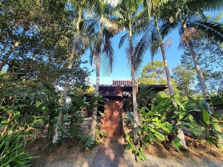 Casa moderna e bem decorada em Itamambuca