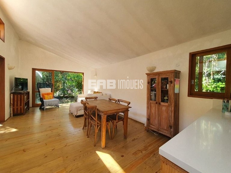 Casa que reúne simplicidade e conforto em Itamambuca
