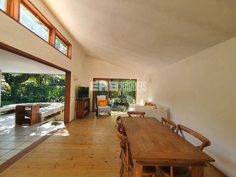 Casa que reúne simplicidade e conforto em Itamambuca