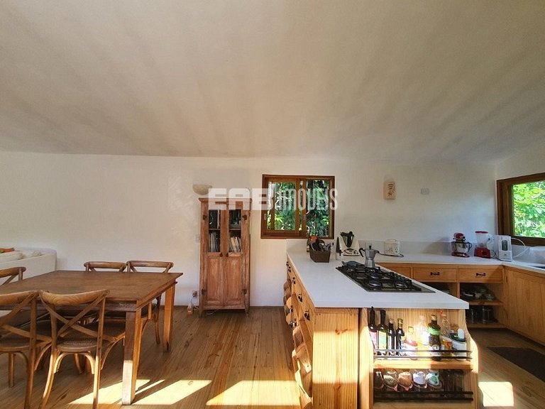 Casa que reúne simplicidade e conforto em Itamambuca